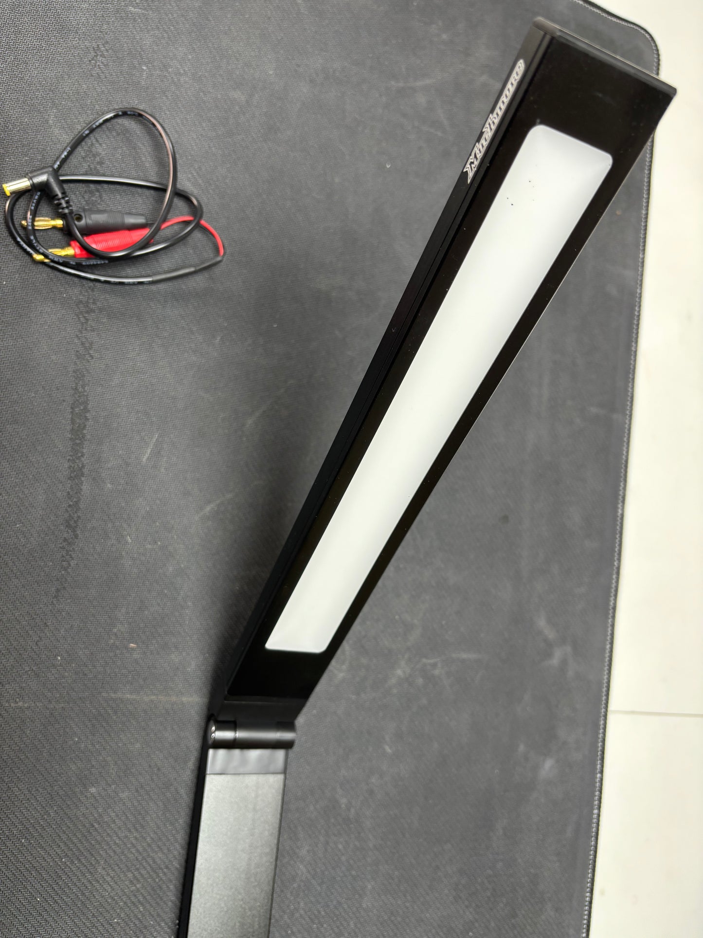 Muchmore Stand Pro 2 – LED Pit Light with Wireless Smartphone Charging