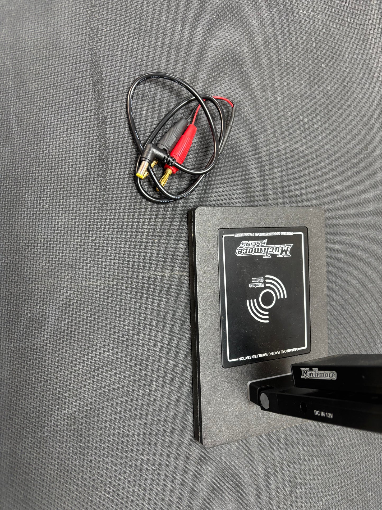 Muchmore Stand Pro 2 – LED Pit Light with Wireless Smartphone Charging